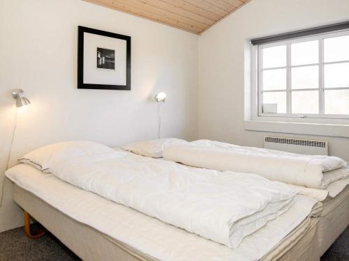ØbyにあるFour-Bedroom Holiday home in Ulfborg 9のギャラリーの写真