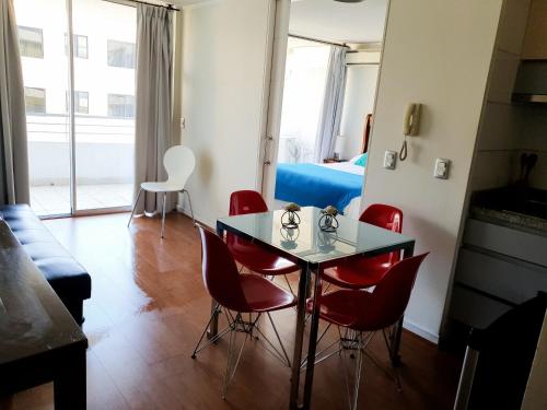 Home Nueva Lyon في سانتياغو: غرفة مع طاولة وكراسي وسرير