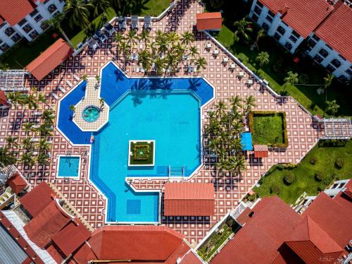 une vue aérienne d'une piscine dans une maison dans l'établissement Cozumel Hotel & Resort All Inclusive, à Cozumel