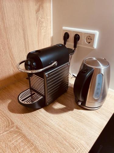 a toaster sitting on top of a kitchen counter at Hotel De Zilte Zeeuw in Kortgene