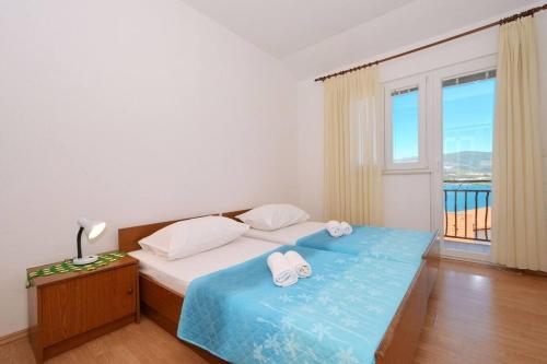 Zdjęcie z galerii obiektu Apartments Sima - 100m from beach w Trogirze