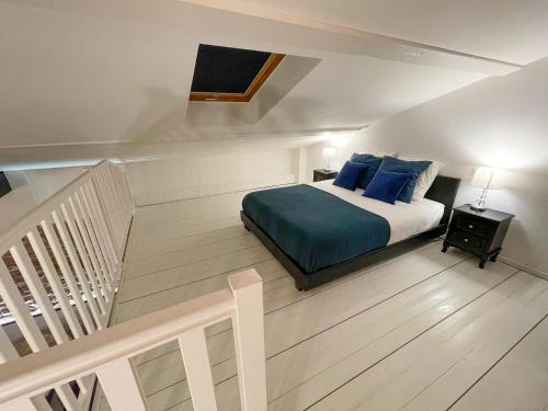 - une chambre avec un lit et des oreillers bleus dans l'établissement Appart Luxe Atypique, à Épinal