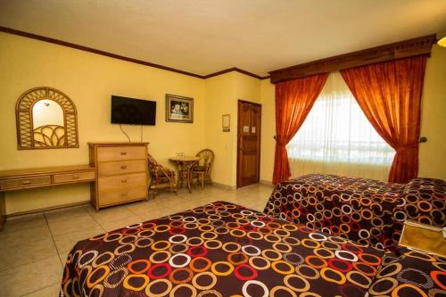 une chambre d'hôtel avec un lit et une salle à manger dans l'établissement HOTEL XILONEN PALACE, à Jilotepec de Abasolo