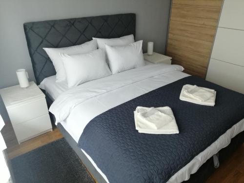 A bed or beds in a room at FIT apartman