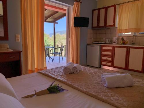 Giường trong phòng chung tại Dimarion Villas