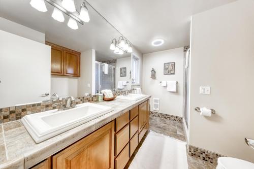 a bathroom with two sinks and a shower at Bend Country Club Golf Course Beauty in Bend