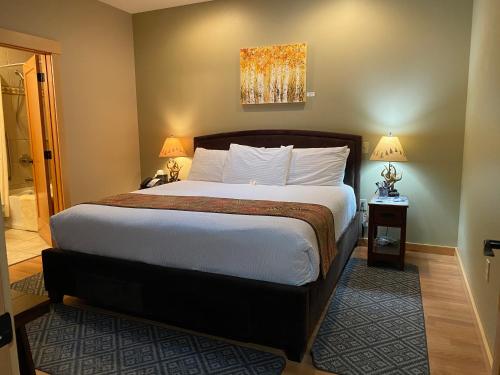 Postel nebo postele na pokoji v ubytování Twisp River Suites