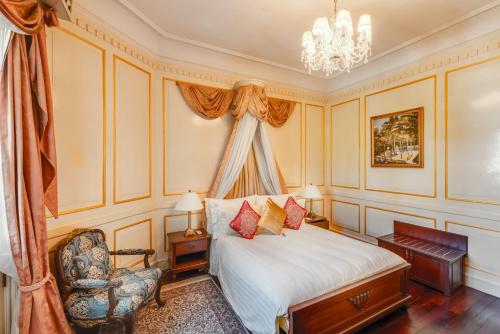Postel nebo postele na pokoji v ubytování Dalat Palace Heritage Hotel