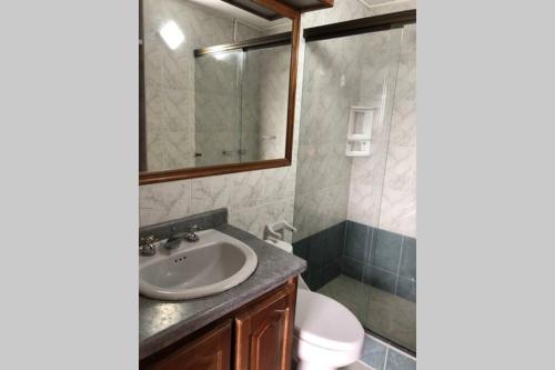 y baño con lavabo, aseo y espejo. en Apartamento, sector exclusivo de Villavicencio, en Villavicencio