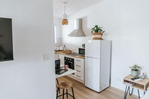 Köök või kööginurk majutusasutuses Studio on Lewis Tiny House