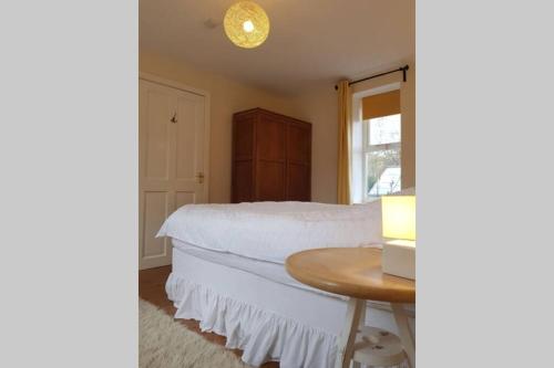 En eller flere senge i et værelse på Private annex to Victorian villa, with kitchen and Free parking