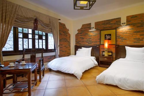 Кровать или кровати в номере Tuan Chau Resort Ha Long
