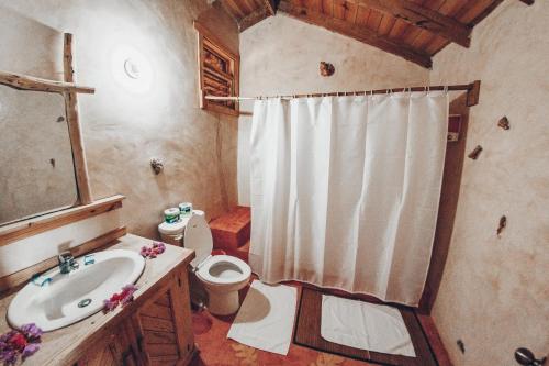 a bathroom with a sink and a toilet and a shower at Altos de Caño Hondo in Los Guineos Perdidos
