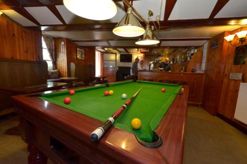 una mesa de billar con pelotas en una habitación en Auld Cross Keys Inn, en Jedburgh