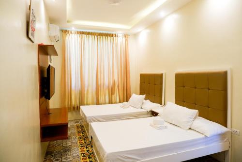 Tempat tidur dalam kamar di Armando's Garden Resort and Resto