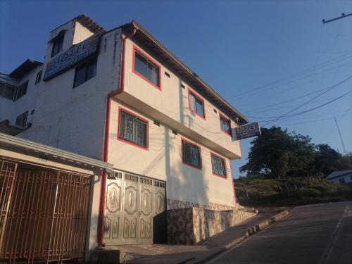 a building on the side of a street at Mi Techito Curiteño in Curití