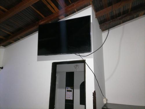 a flat screen tv hanging on a wall at Mi Techito Curiteño in Curití