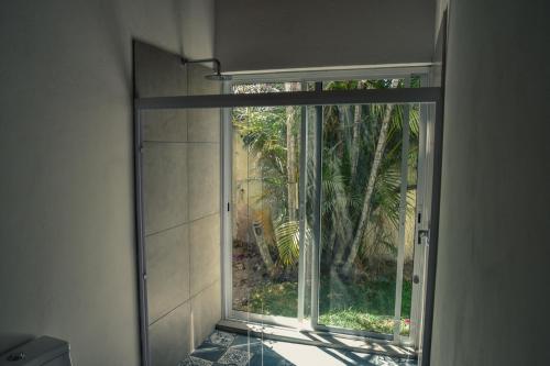 uma janela na casa de banho com vista para um quintal em Quinta Los Caballos em Ajijic