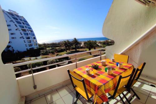 - une table sur un balcon avec vue sur l'océan dans l'établissement Vue mer exceptionnelle, à La Grande Motte