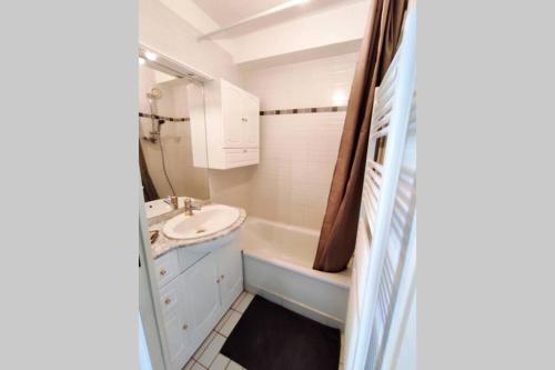 une salle de bain avec un lavabo, une baignoire et des toilettes dans l'établissement Vue mer exceptionnelle, à La Grande Motte