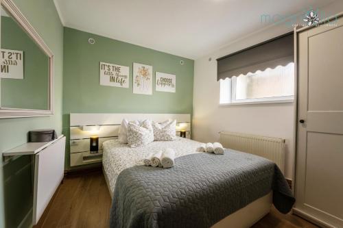 - une chambre avec un lit avec deux animaux rembourrés dans l'établissement Magnolia Central Apartment #1, à Sighişoara