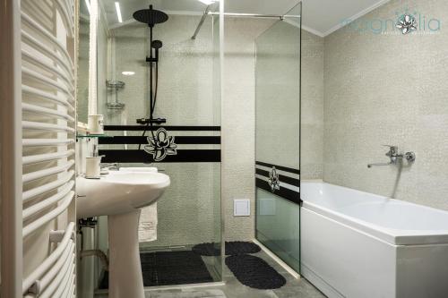 Ένα μπάνιο στο Magnolia Central Apartment #1