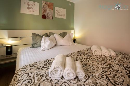 A bed or beds in a room at Magnolia Central Apartment #1