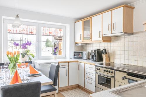 A kitchen or kitchenette at Appartement Taurachblick