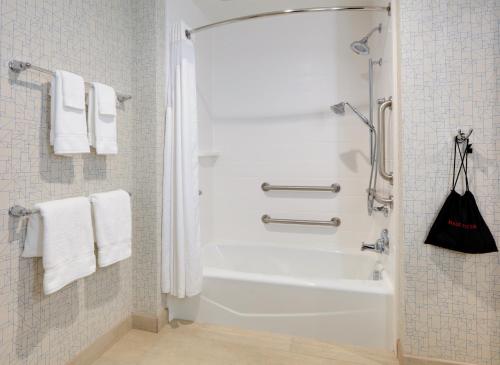 Phòng tắm tại Holiday Inn Express & Suites - Dallas NW HWY - Love Field, an IHG Hotel