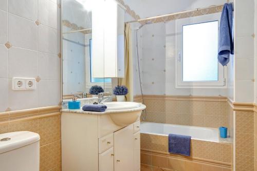 a bathroom with a sink and a tub and a toilet at Villa Lavanda by Villa Plus in Santo Tomás
