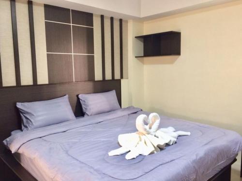 una cama con dos cisnes hechos de toallas en Pangviman Residence, en Ban Prong Phra Bat Nok
