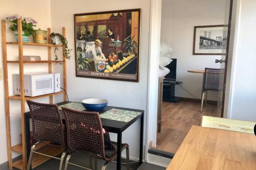 une salle à manger avec une table et un four micro-ondes dans l'établissement Bail Mobilité Prado Vélodrome, à Marseille