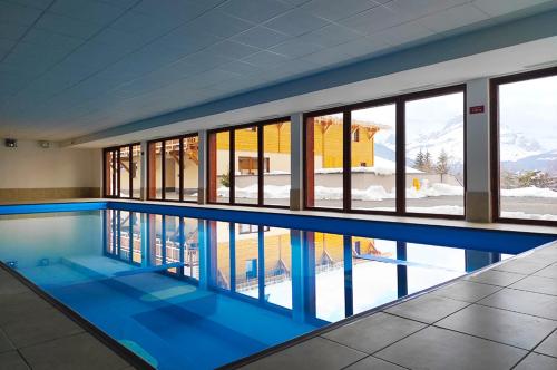 The swimming pool at or close to Goélia Les Chalets des Pistes