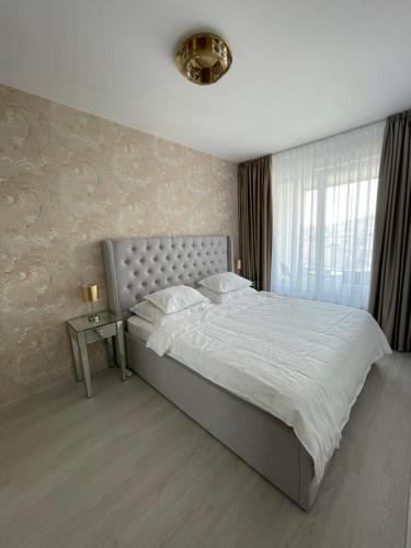 Un dormitorio con una cama grande y una ventana en New Luxury City centre apartment with panoramic view, free parking, en Bratislava