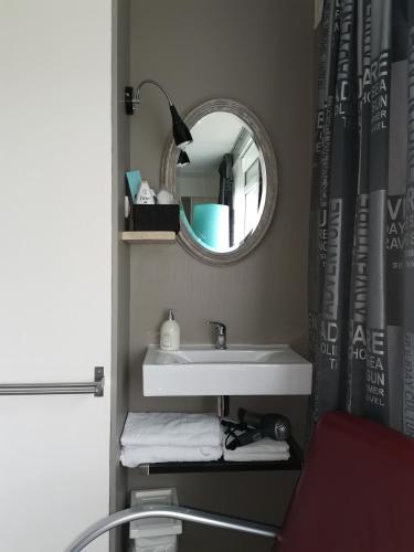 ein Badezimmer mit Waschbecken und Spiegel in der Unterkunft B&B Bovenweg in Rhenen