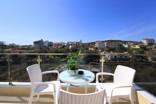 卡薩米里的住宿－Hotel Mare，阳台设有带白色椅子和桌子的庭院。