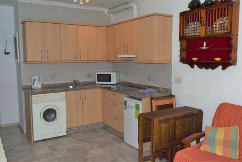 cocina con lavadora y microondas en Verano Azul 75, en Nerja