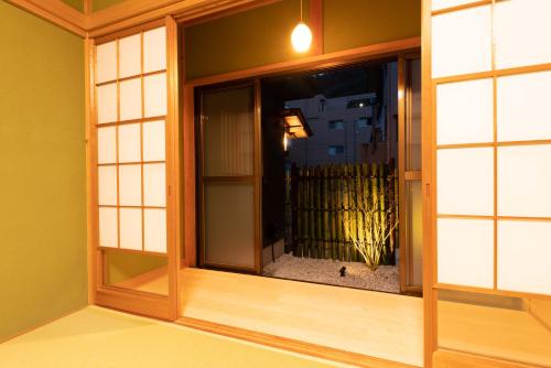 a room with a glass window in a room at TEMARI in Hakone