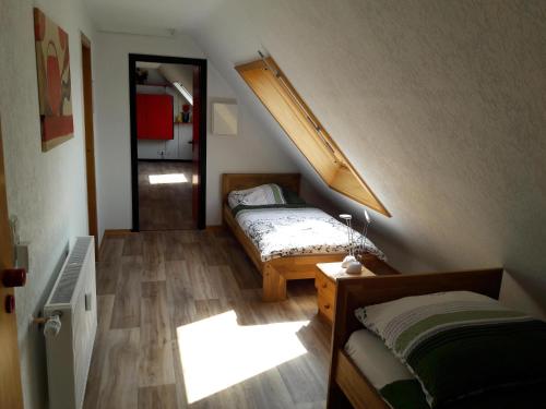 En eller flere senge i et værelse på Monteurwohnungen Lerch Santos