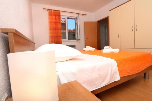 Krevet ili kreveti u jedinici u objektu Apartment in Trogir with balcony, air conditioning, WiFi, washing machine (4904-5)