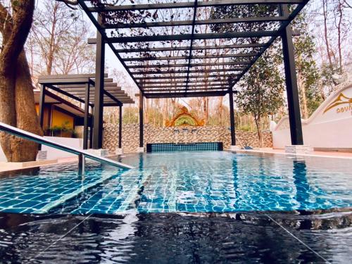 einen Pool mit einer Pergola über dem Wasser in der Unterkunft Doithinnan Resort in Nan