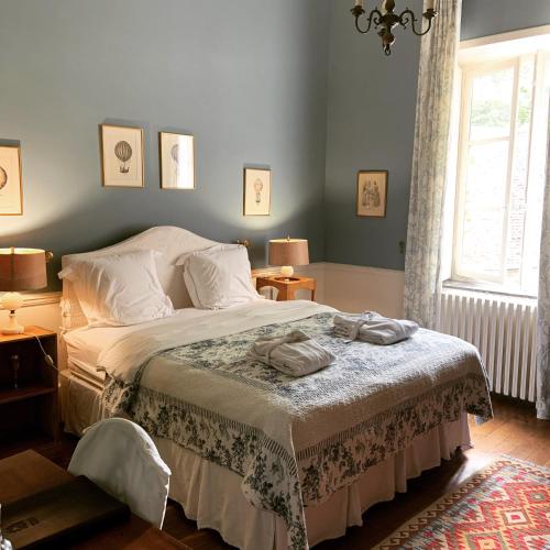 une chambre avec un lit et une fenêtre dans l'établissement Chateau de Villette, à Poil