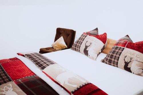 a pile of blankets and pillows on a bed at Casa de Luisa in Viechtach