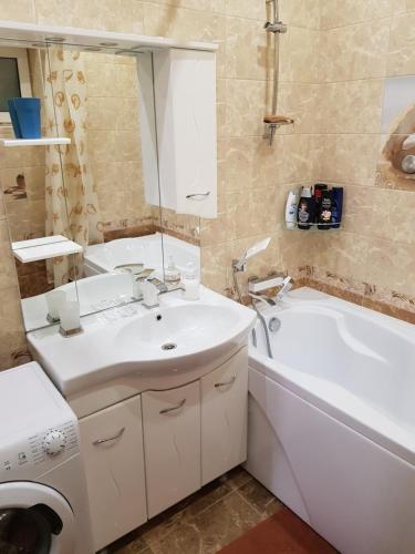 Guest House Pragma في بياتيغورسك: حمام مع حوض وحوض استحمام ومغسلة