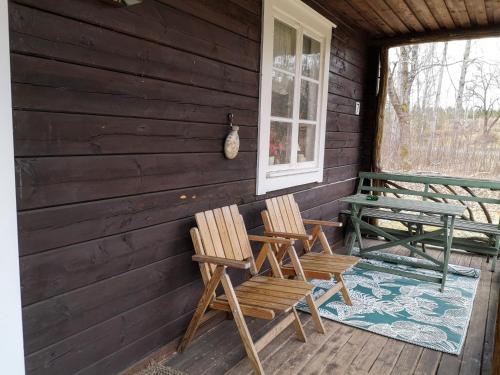 Balkón nebo terasa v ubytování Mysig stuga med öppen spis och uteplats