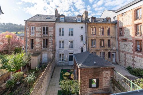 une vue aérienne d'un groupe de bâtiments dans l'établissement Les Maisons de Maje - Le Majestic, à Honfleur
