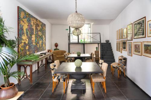 a dining room with a table and chairs at Il Giardino di Ballarò Boutique B&B in Palermo