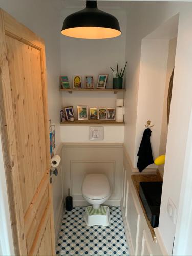 une salle de bain avec toilettes dans une petite pièce dans l'établissement Le Touquet-Paris-Plage : appartement avec vue, à Le Touquet-Paris-Plage