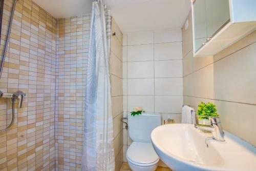 a bathroom with a toilet and a sink at Ideal Property Mallorca - Concha in Port d'Alcudia
