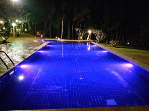 Bazén v ubytování Baanwangnamkeaw Lodge nebo v jeho okolí